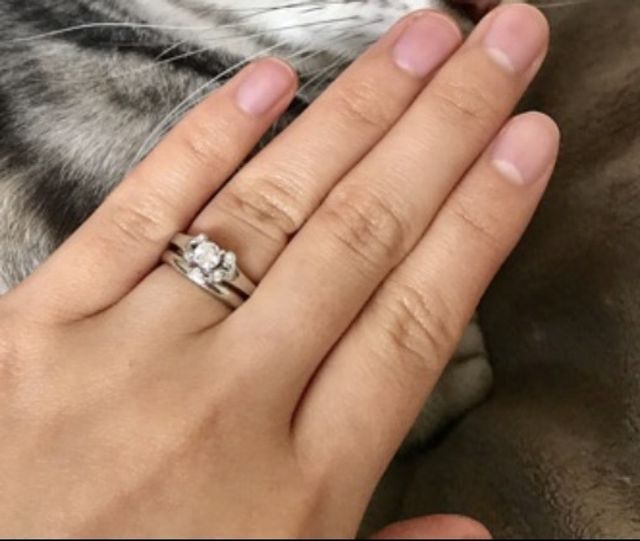 結婚指輪と重なると、より豪華になります。