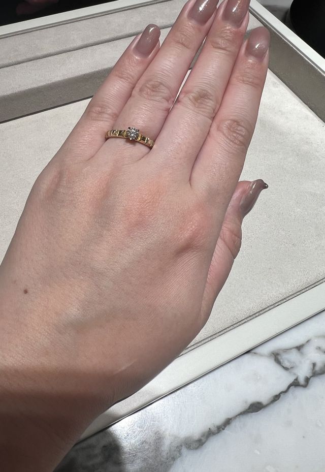 定番のキャトルリングです。ダイヤのサイズは約0.3カラット