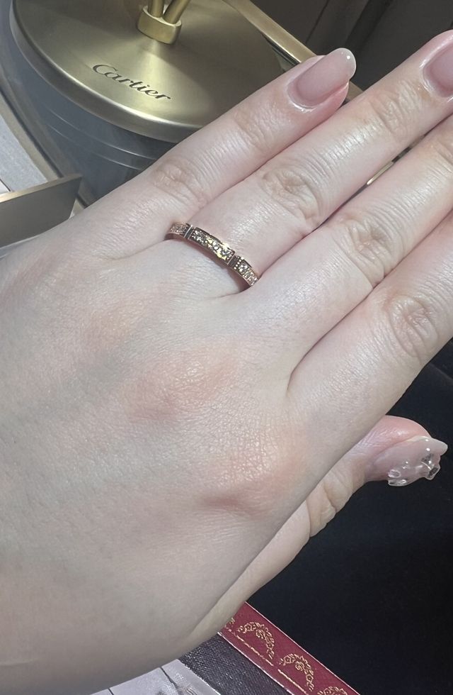 3面にダイヤがついてる指輪です