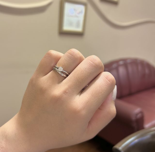 婚約指輪と重ね付けした時はこんな感じです。
