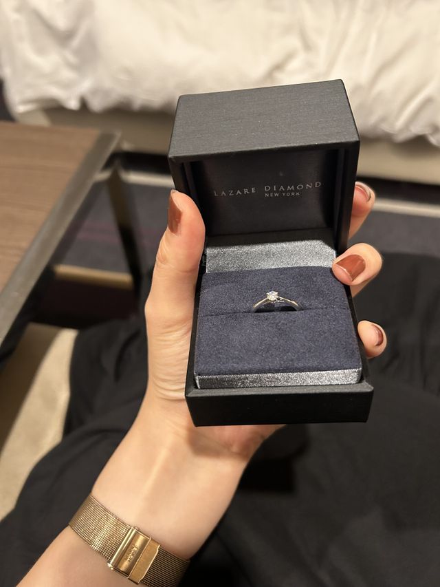 ラザールダイヤモンドの婚約指輪です
