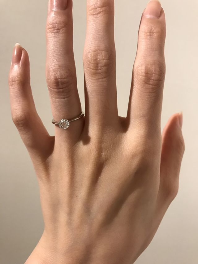 シンプルなソリティアを選んだのでどんな服にもよく合います。