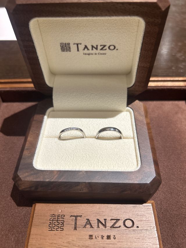 ダイヤ入り指輪とシンプルな指輪