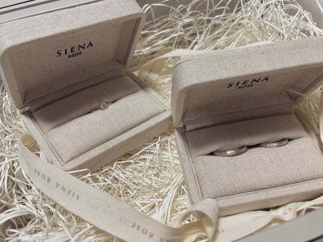 奥が婚約指輪(誕生日月花8月)
手前が結婚指輪(二人)
