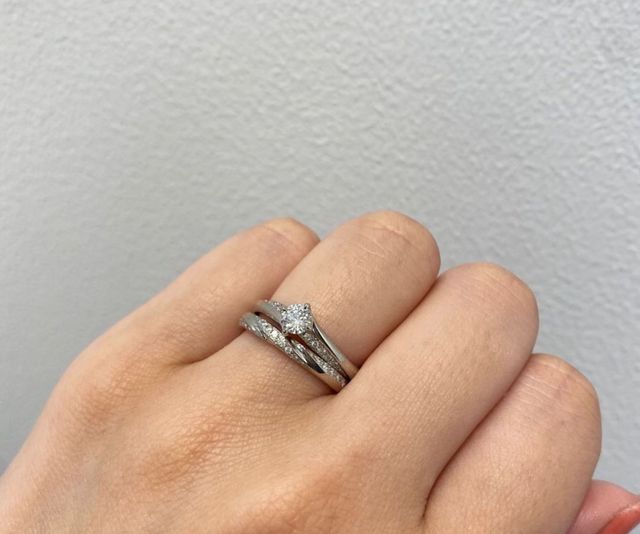 婚約指輪との重ね付けです！