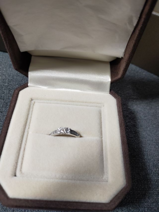婚約指輪です！キラキラしててゴージャス★