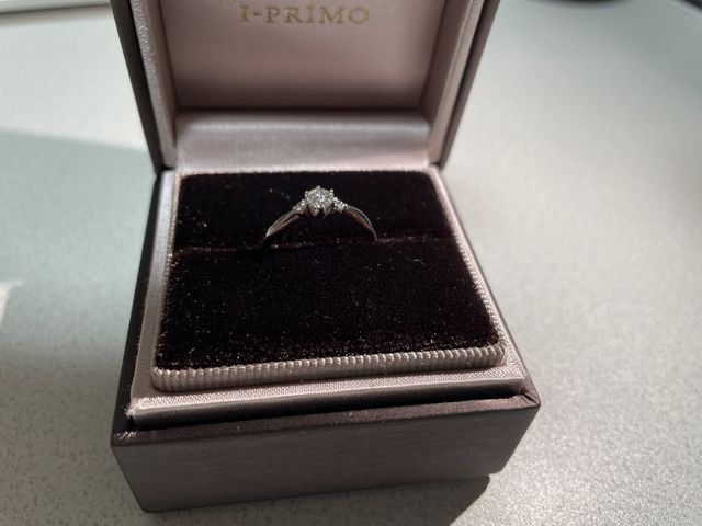 光に当たると七色に輝き、とても美しいです。