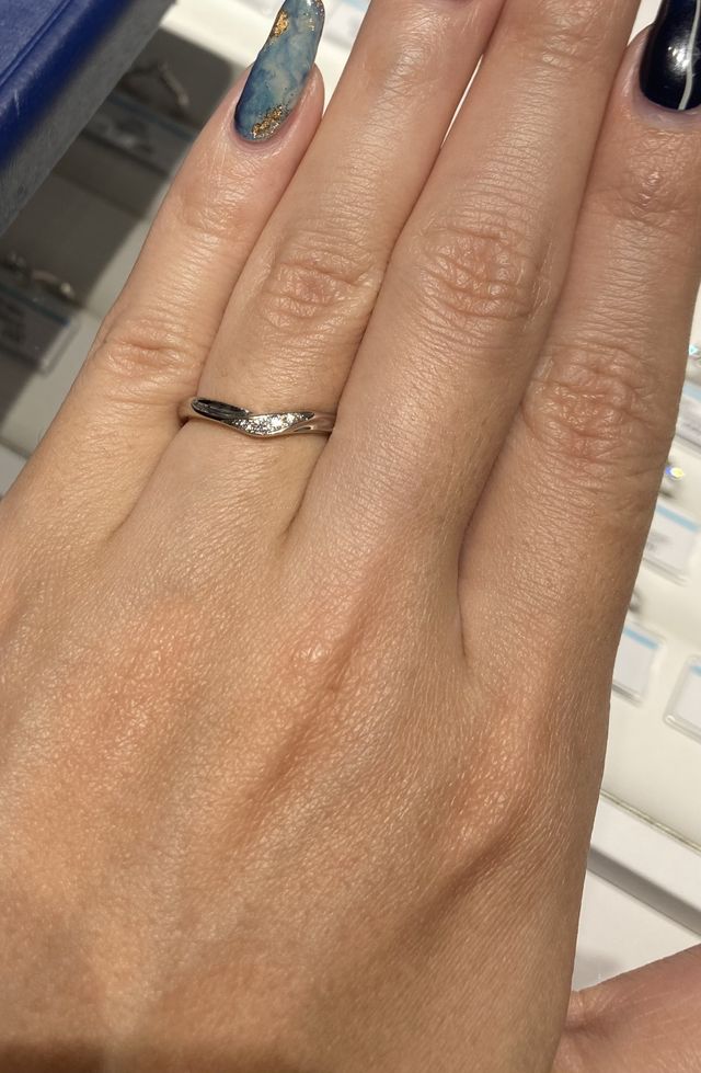 サイドに控えめについているダイヤが可愛らしい指輪です