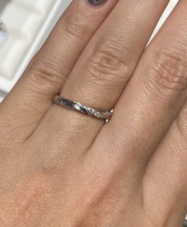 捻りのある指輪です。ややカジュアルな印象もありました