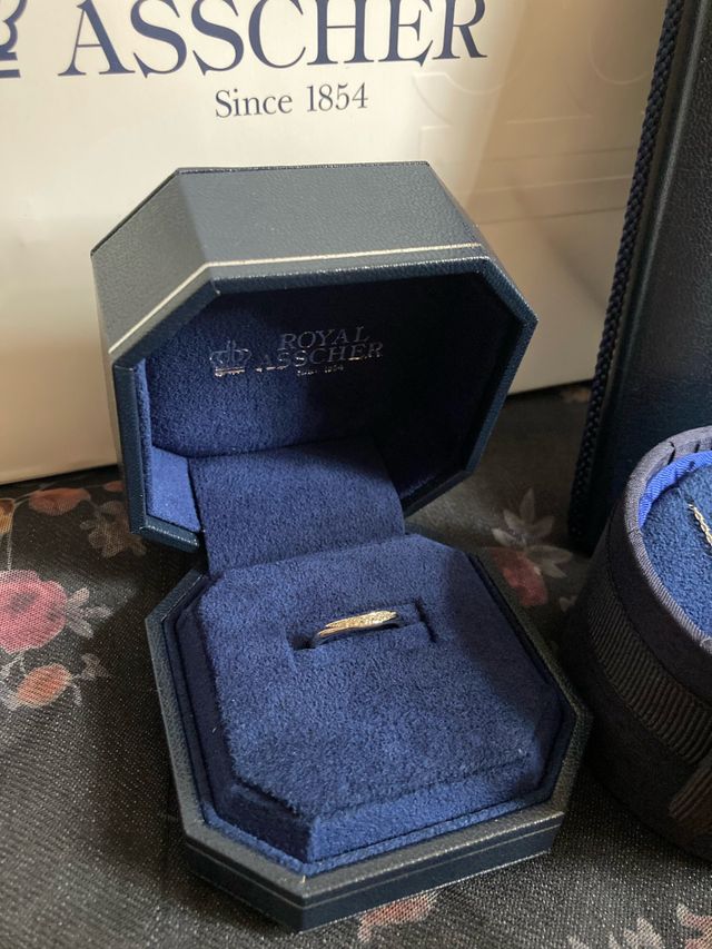 U字型のウェーブが特徴的なタイプの指輪です