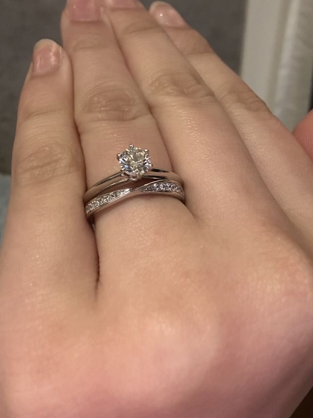 ねじれのデザインのハーフエタニティです。