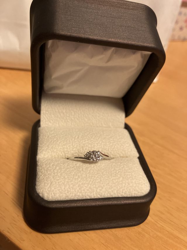 真ん中を0.4ctにしてもらいました！凄く綺麗で満足です。