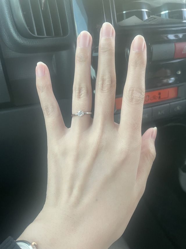 婚約指輪装着