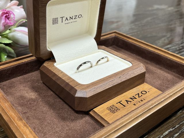 くるみ木のボックスは繋ぎ目の無いくりぬきで作られているそう