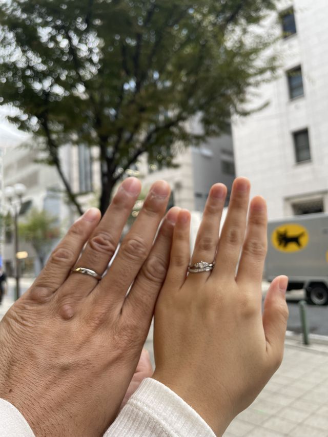 2人でまっすぐ指先まで伸ばして撮ると結婚指輪のお揃い感がでる