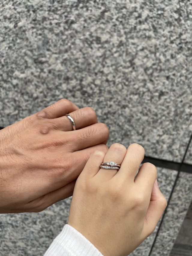 婚約指輪と結婚指輪を同じブランドにして重ね付けできるます