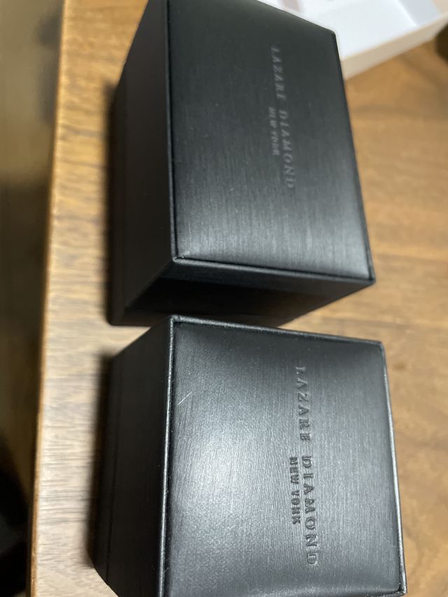ボックスはどちらも同じもので、高級感のある黒レザーです。