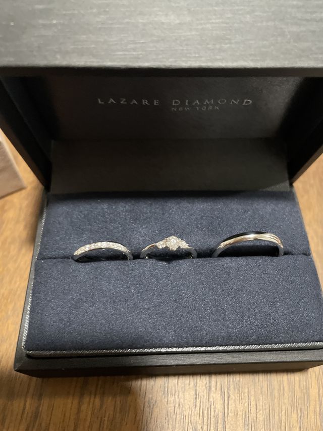 真ん中が婚約指輪で左右が結婚指輪です。