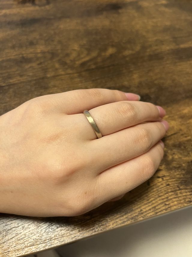 シャンパンゴールド、ヘアライン仕上げの9号です。