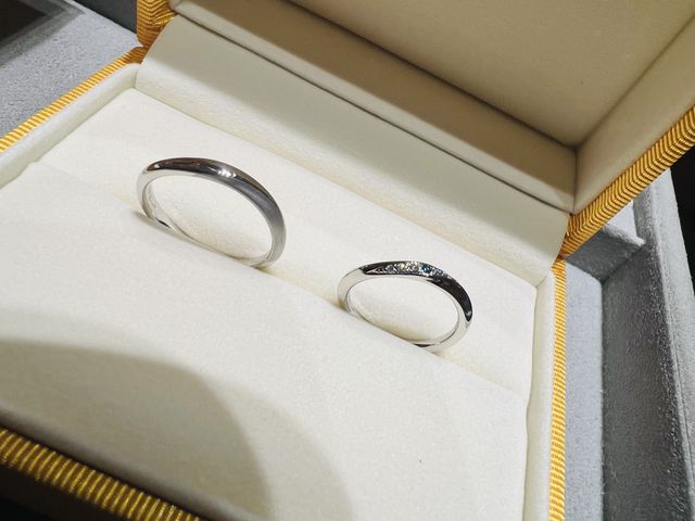 指輪のカーブと、ブルーダイヤのグラデーションがポイントです。