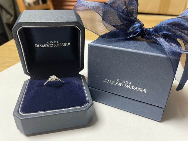 素敵な婚約指輪と落ち着いたデザインの箱