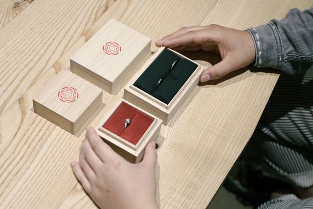 母のダイヤモンドを使用した婚約指輪と、結婚指輪です。