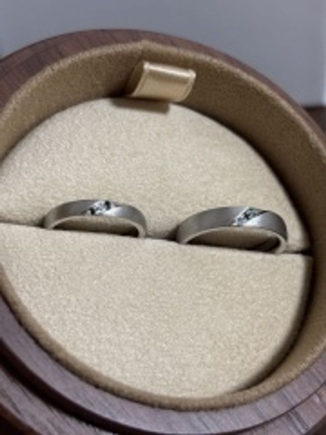 結婚指輪と木製のケース