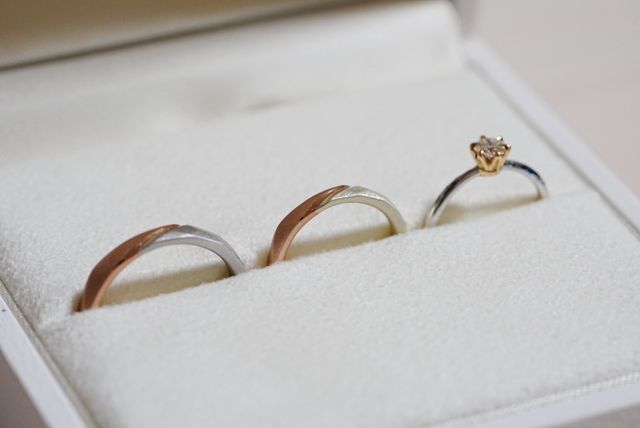 2色デザイン違いの結婚指輪
ダイヤの周りを縁取るゴールド
