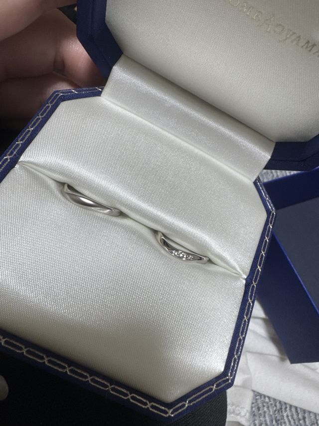 男性のほうはマット加工
女性のほうはダイヤ