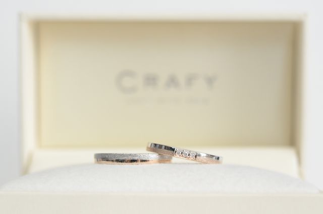 プラチナとピンクゴールドのコンビに、半面スターダスト加工