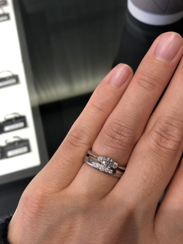 結婚指輪を選ぶ際、婚約指輪と重ね付けした時
