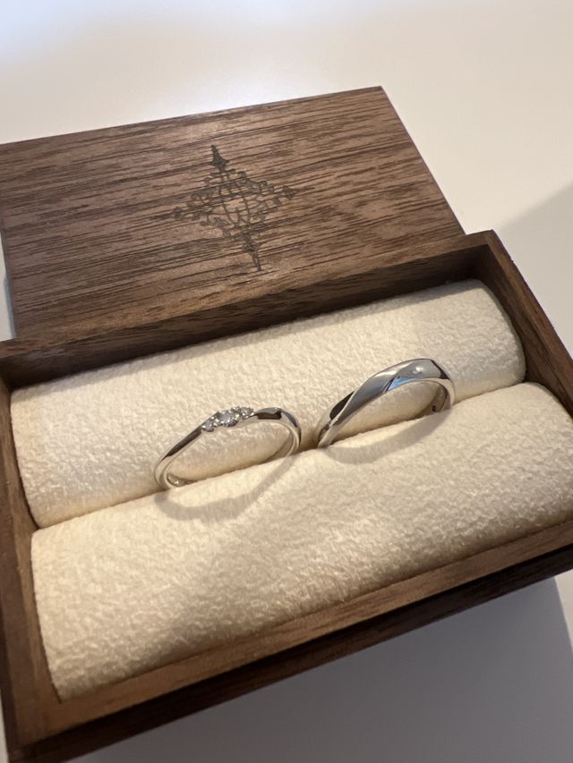 結婚指輪です。左が女性、右が男性のものです。