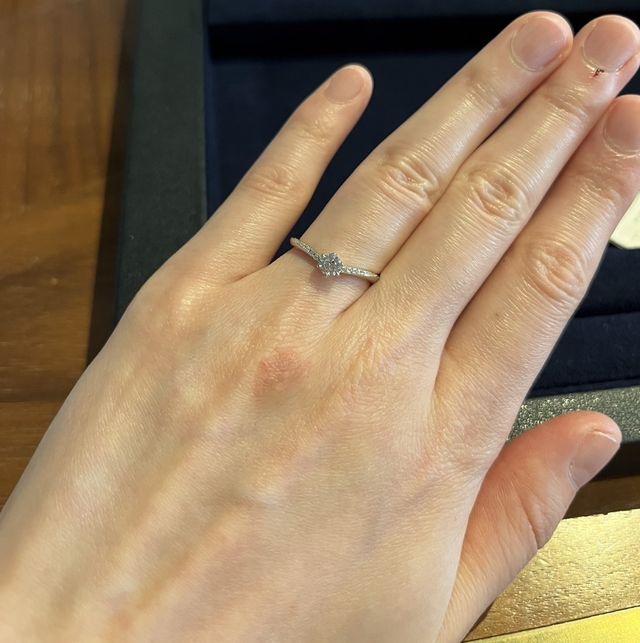 中央のダイヤに沿うように柔らかいVラインのダイヤがあります。