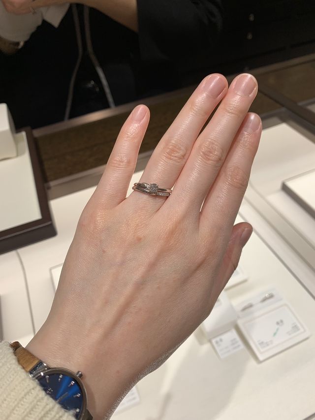 婚約指輪と繋がる細やかなダイヤ入りの結婚指輪