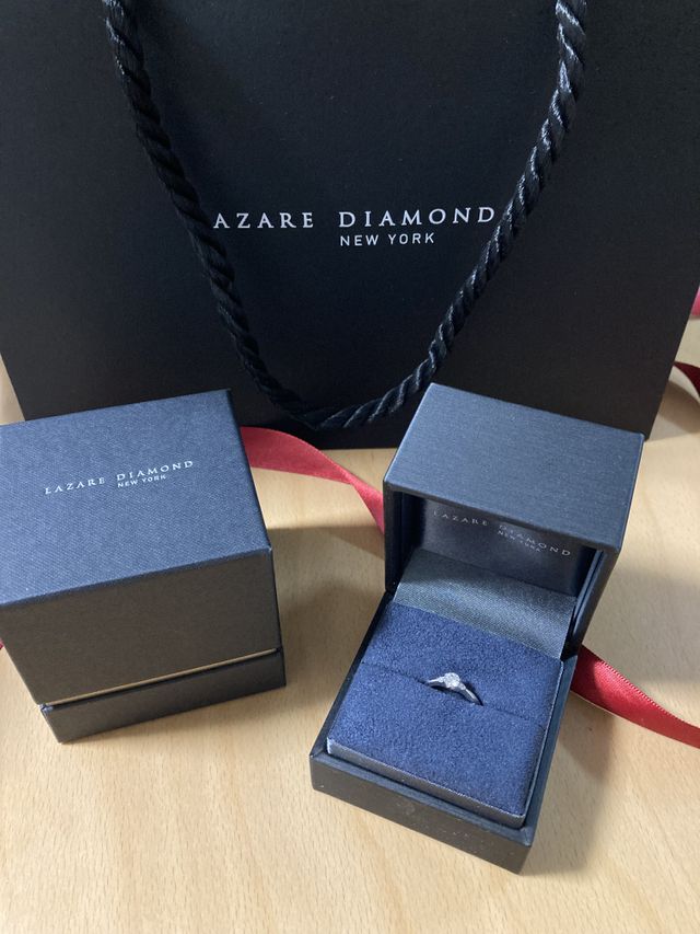 黒のBoxに赤のリボンで洗練された印象です。