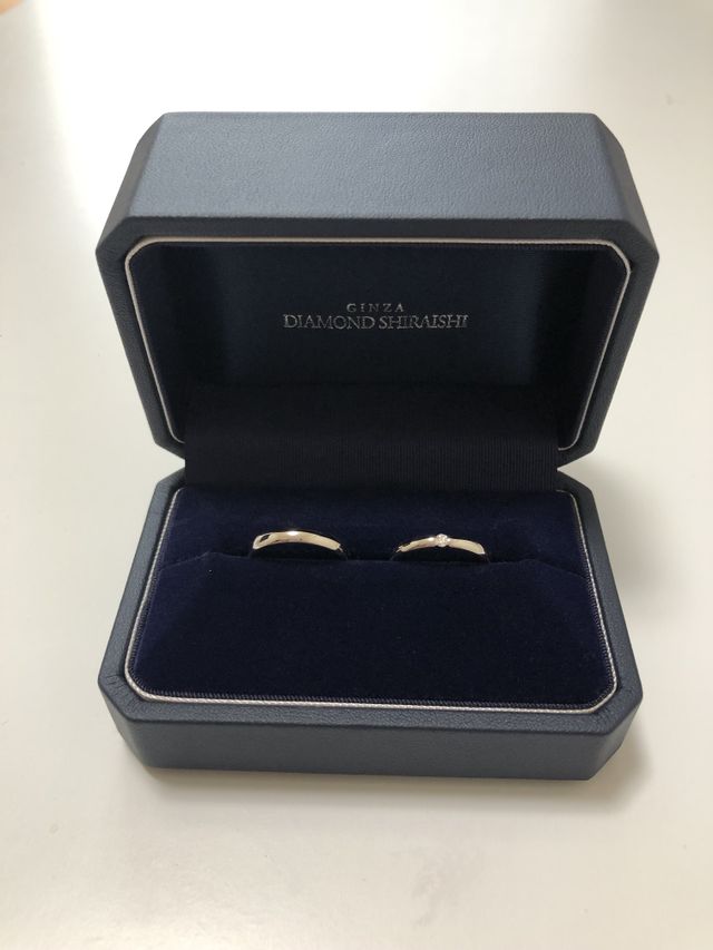 リングを入れた状態の指輪ボックス。