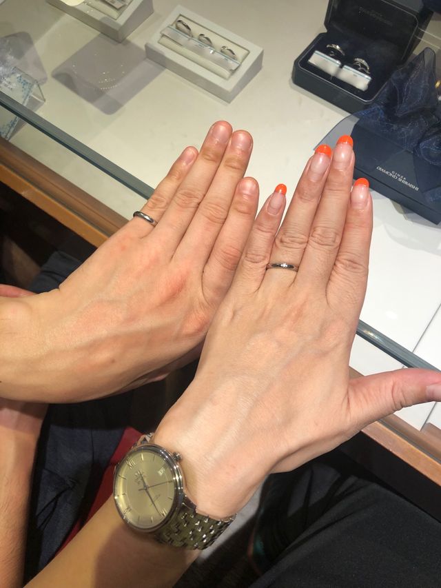 購入時に着用した写真。毎日の着用を見越してシンプルデザイン。