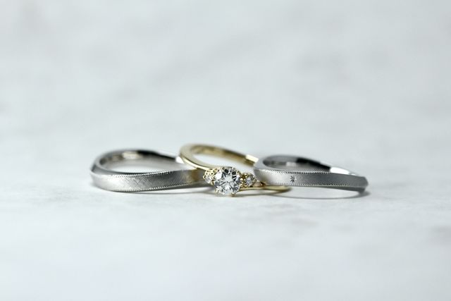 結婚指輪のカーブに沿った形の婚約指輪を選びました。