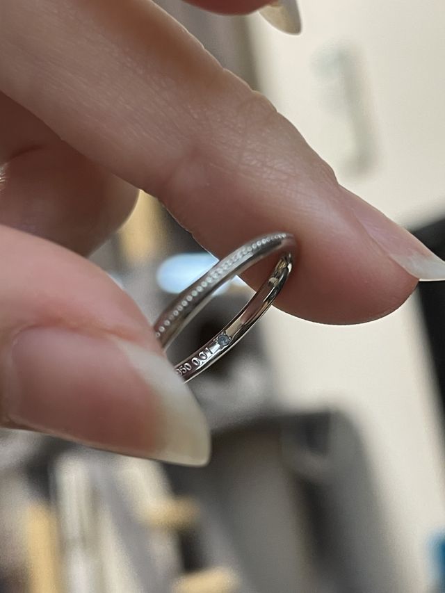 内側に誕生石が入ってます