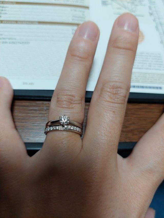 婚約指輪と合わせて着用。