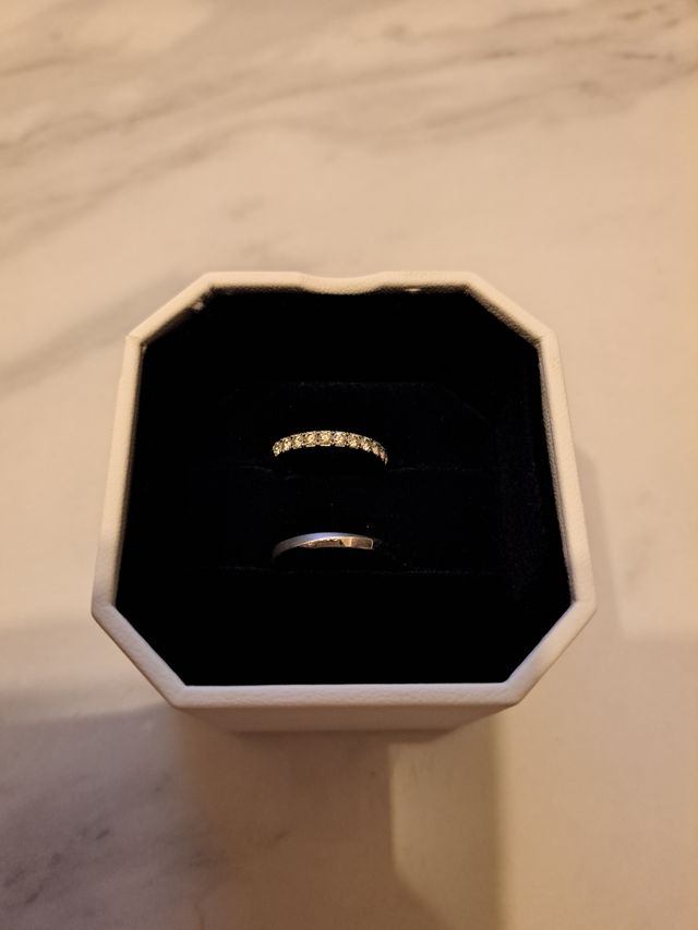 上のハーフエタニティが私のもので、下が主人のものです。