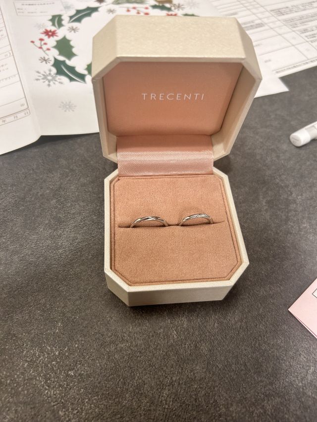 左のリングがメンズで18号の指輪になります。