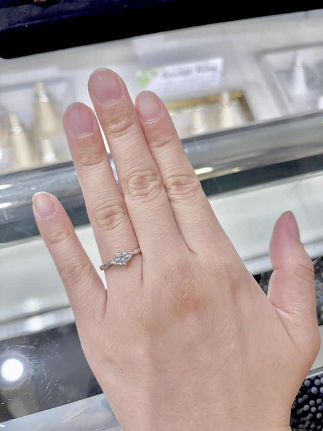 ダイヤが映えるシンプルなデザインが気に入りました！
