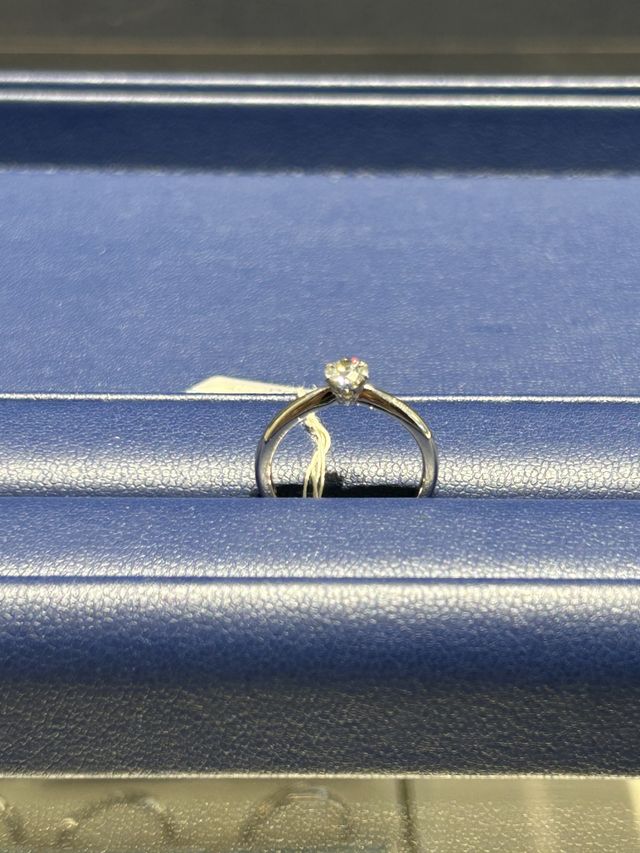 デザイン確認用ですが、例としてダイヤモンドが付いてました。