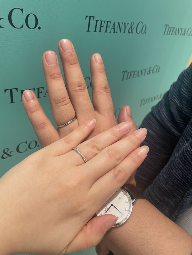 夫の指輪は2.5ミリ幅のシンプルなプラチナリングです