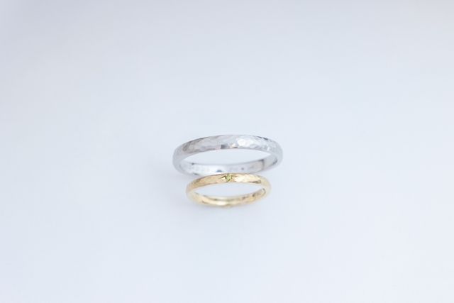 出来上がった2人の結婚指輪。