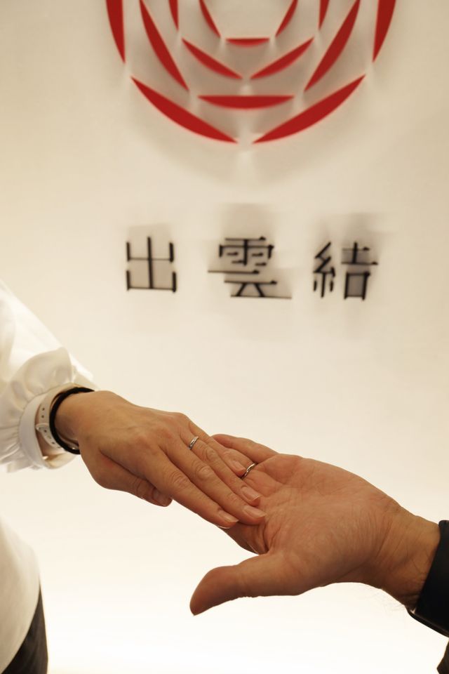 指輪とブランドロゴ