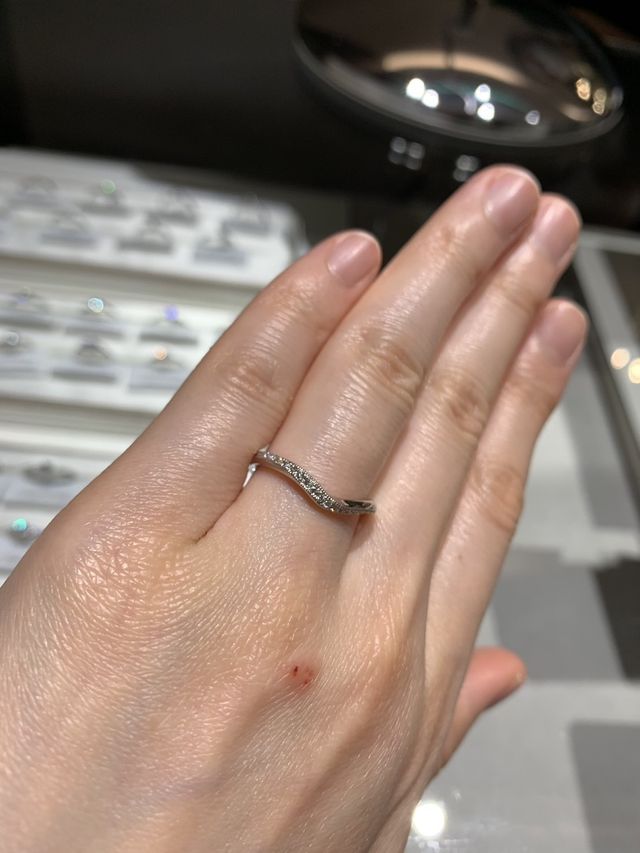 細やかな輝きがあるウェーブタイプの結婚指輪