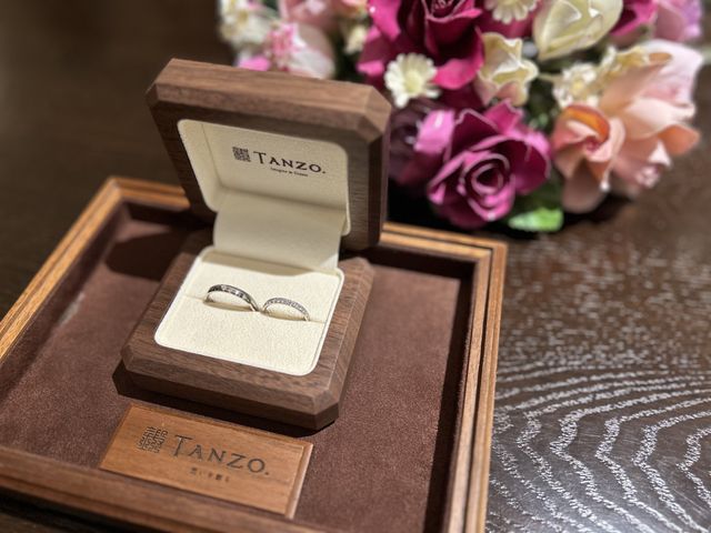 指輪の色とダイヤのサイズをお揃いにしていただきました。