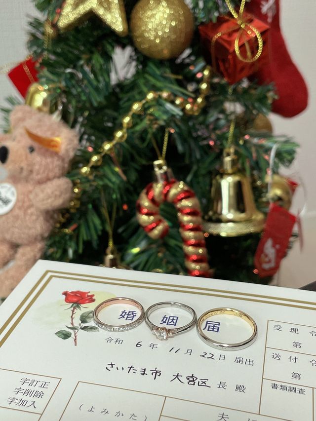 どちらのリングにも、内側には薔薇の刻印があります